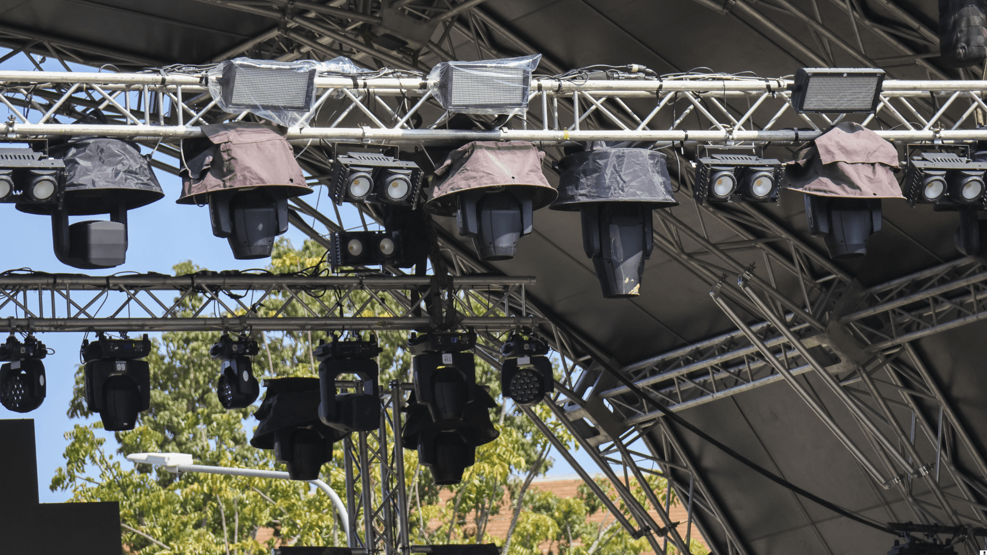 Outdoor truss stage rig
